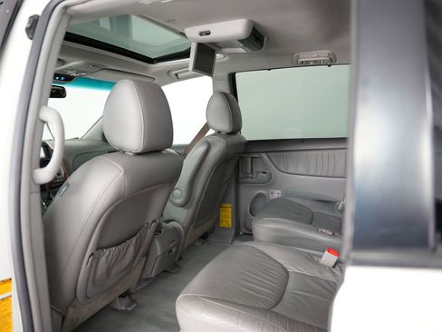 Used 2010 Toyota Sienna XLE Limited image 36