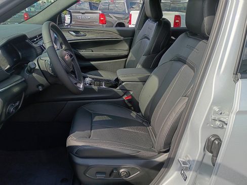 New 2025 Jeep Grand Cherokee Overland w/ Trailer Tow Package AWD/4WD image 13