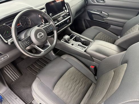 Used 2025 Nissan Pathfinder SV FWD image 4