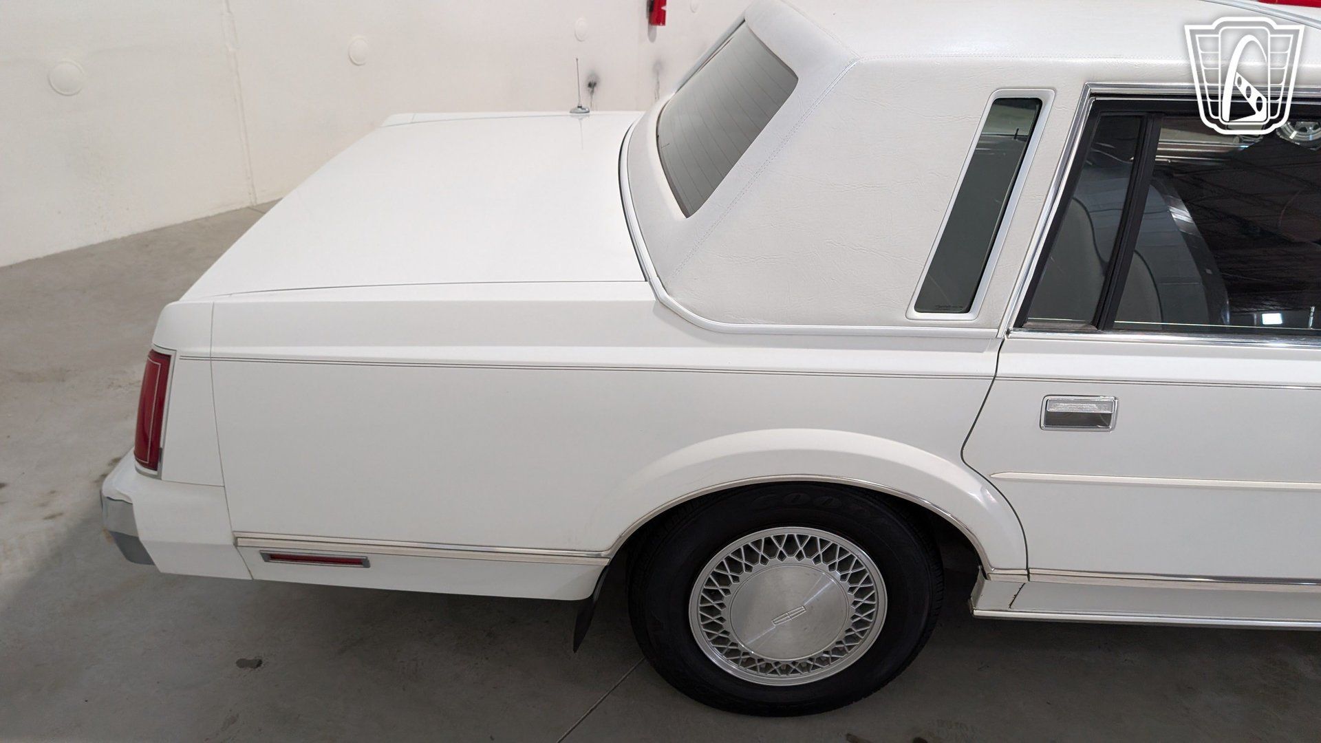 Used 1988 Lincoln Town Car RWD image 32