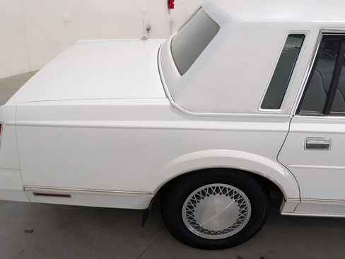 Used 1988 Lincoln Town Car RWD image 32