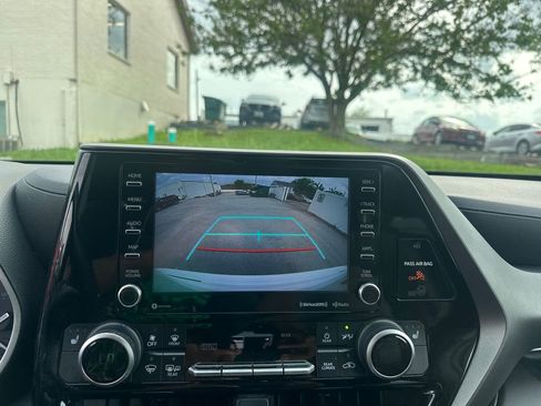 Used 2021 Toyota Highlander XLE image 15