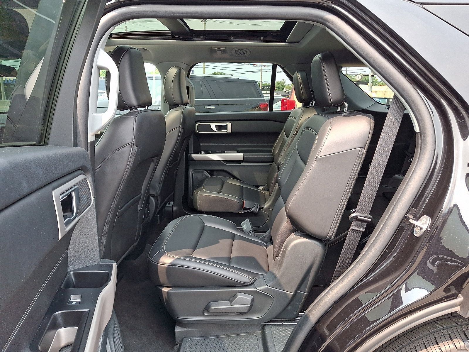 Used 2023 Ford Explorer XLT w/ Equipment Group 202A AWD/4WD image 10