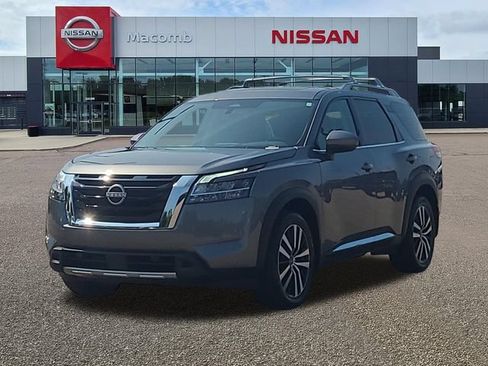 Used 2024 Nissan Pathfinder Platinum w/ Lighting Package (N92) AWD/4WD image 3