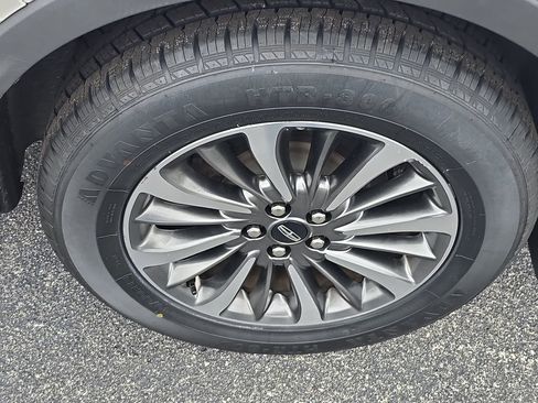 Used 2022 Lincoln Nautilus FWD w/ Premium Package image 8