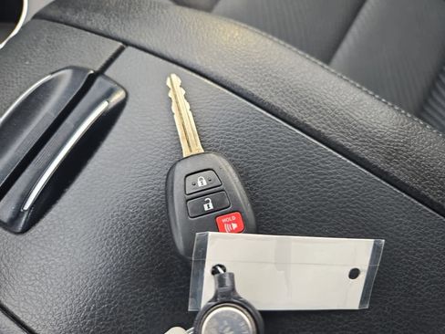 Used 2019 Toyota Highlander LE image 32