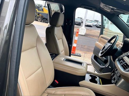 Used 2021 Chevrolet Suburban Premier AWD/4WD image 7