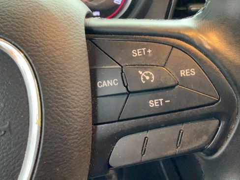 Used 2015 Dodge Challenger SXT w/ Driver Convenience Group RWD image 16