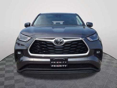 Used 2022 Toyota Highlander LE AWD/4WD image 5
