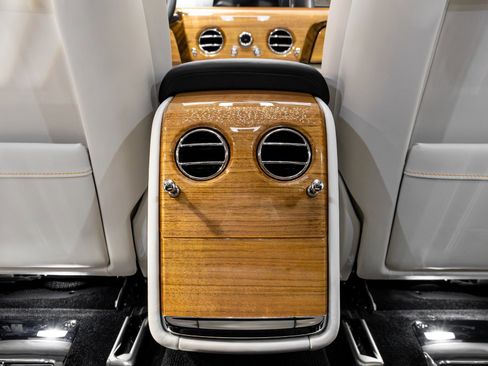 Used 2019 Rolls-Royce Phantom Sedan image 40