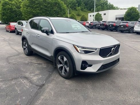 Used 2023 Volvo XC40 B5 Plus w/ Climate Package AWD/4WD image 3