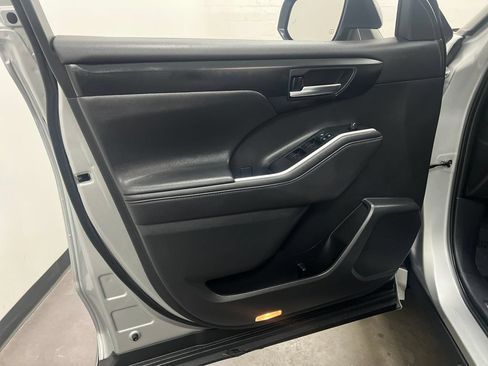 Used 2020 Toyota Highlander XLE FWD image 13