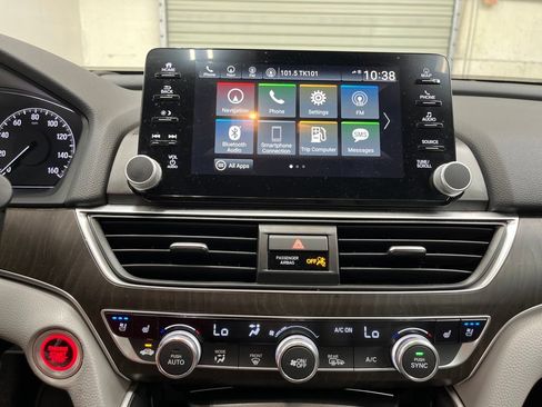 Used 2018 Honda Accord Touring image 16