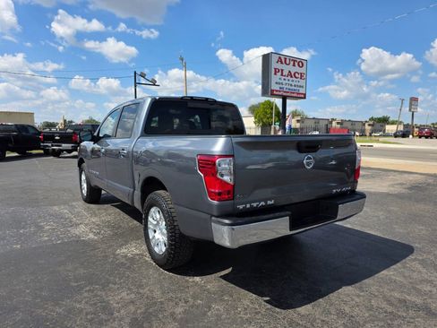 Used 2018 Nissan Titan SV image 5