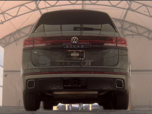 Used 2025 Volkswagen Atlas Peak Edition SE AWD/4WD image 7