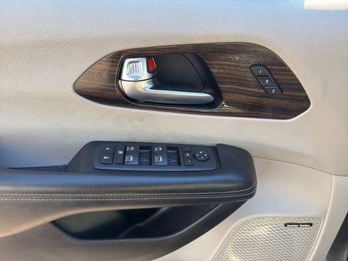 Used 2021 Chrysler Pacifica Limited w/ Premium & Safety Sphere Group image 11