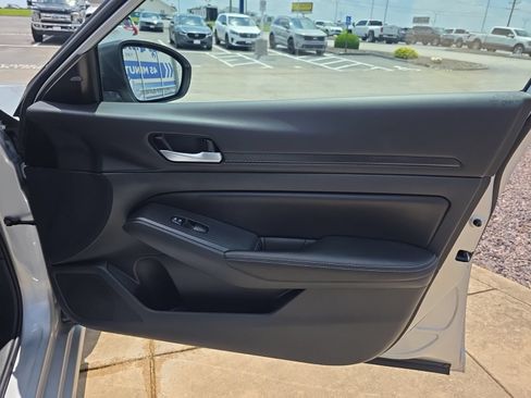 Used 2025 Nissan Altima 2.5 SV FWD image 27