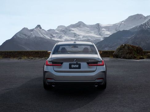 Used 2025 BMW 330i Sedan w/ Premium Package image 33