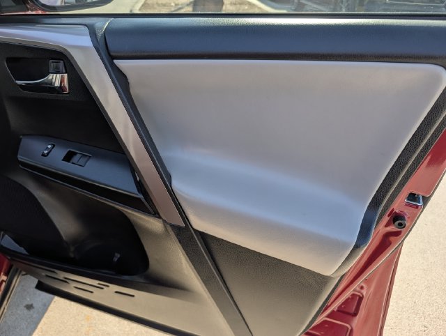 Used 2018 Toyota RAV4 XLE FWD image 35