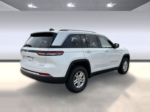 Used 2023 Jeep Grand Cherokee Laredo w/ Luxury Tech Group I AWD/4WD image 8