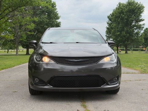 Used 2020 Chrysler Pacifica Touring w/ S Appearance Package FWD image 2