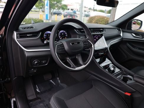 New 2025 Jeep Grand Cherokee Laredo image 10