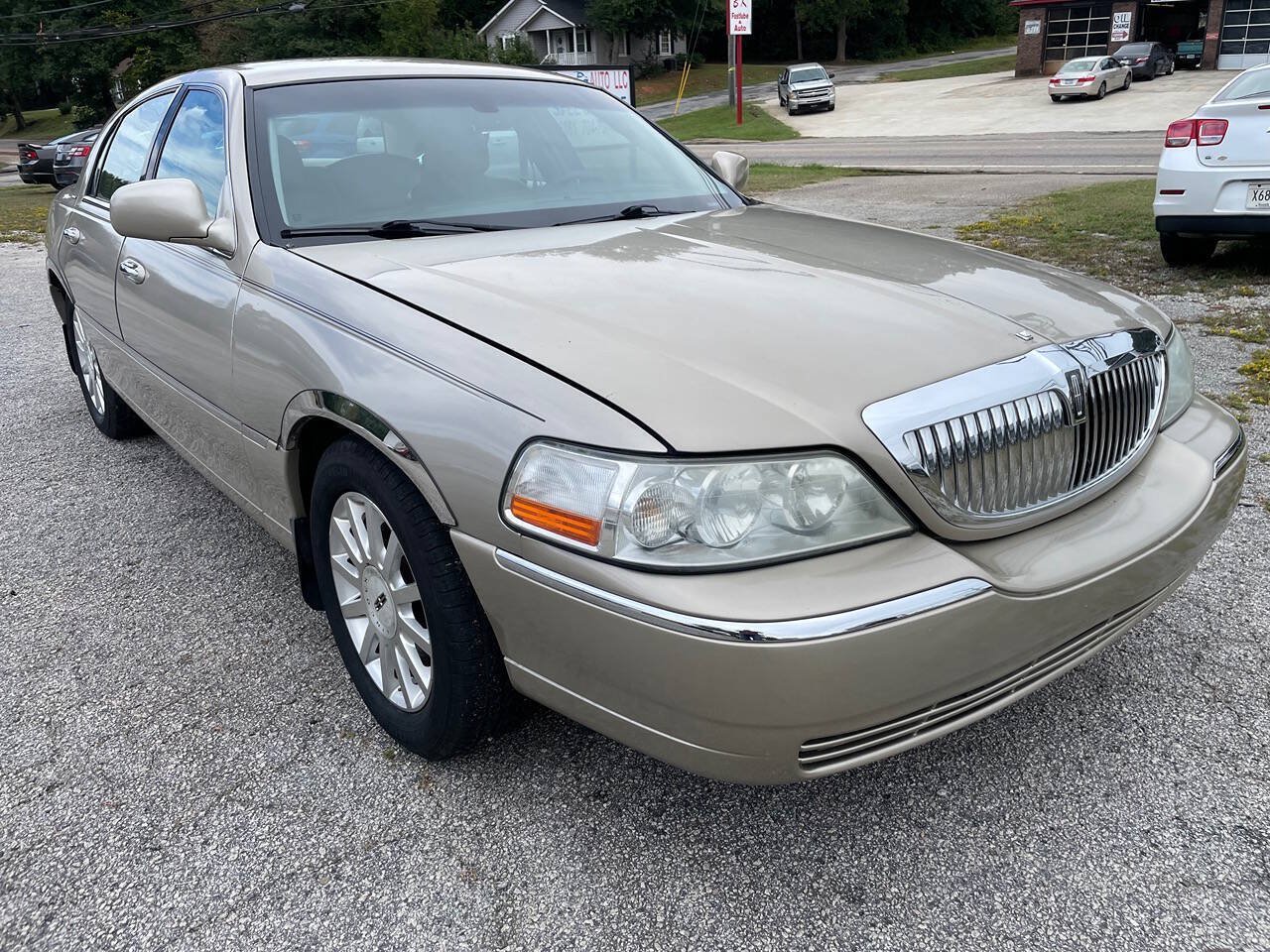 Used 2007 Lincoln Town Car Signature RWD image 1