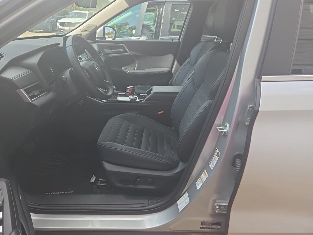 Used 2025 Mitsubishi Outlander SE AWD/4WD image 3