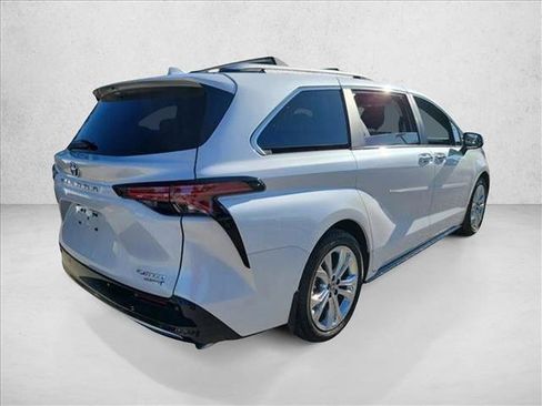 Used 2024 Toyota Sienna Platinum image 5