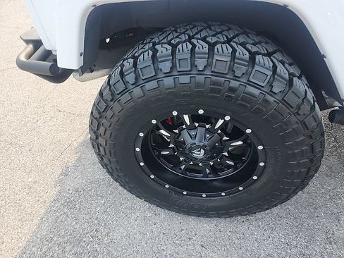 Used 2017 Jeep Wrangler Unlimited Sahara w/ Dual Top Group AWD/4WD image 18