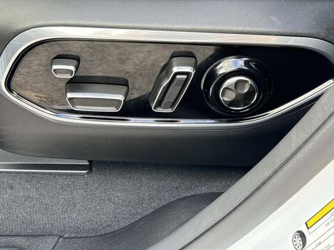 Used 2024 Jeep Grand Cherokee Overland w/ Luxury Tech Group IV AWD/4WD image 14