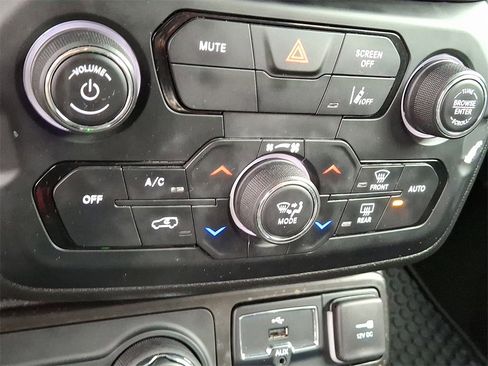 Used 2023 Jeep Renegade Latitude image 17