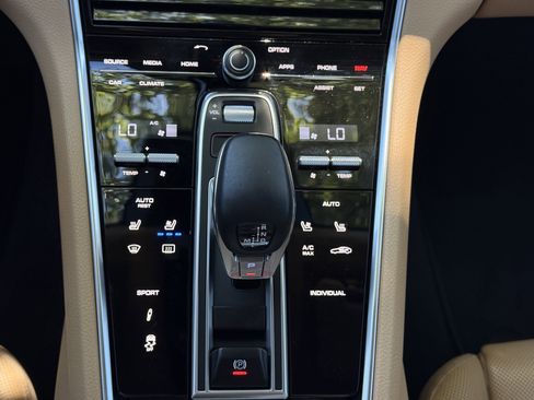Used 2018 Porsche Panamera image 25