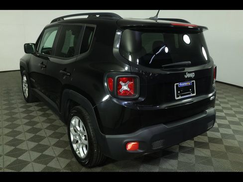 Used 2015 Jeep Renegade Latitude w/ Cold Weather Group FWD image 3
