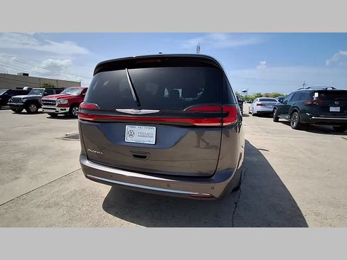 Used 2023 Chrysler Pacifica Touring-L FWD image 43