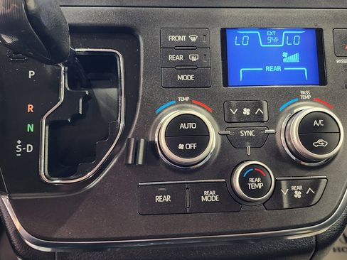 Used 2018 Toyota Sienna SE FWD image 11