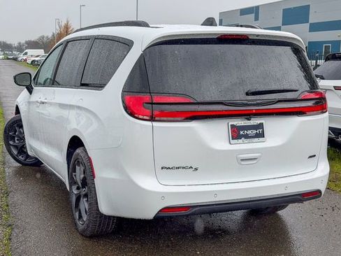 New 2026 Chrysler Pacifica Select image 9