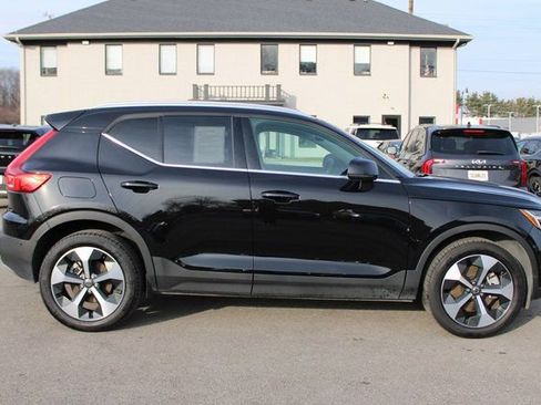 Used 2025 Volvo XC40 B5 Plus image 6