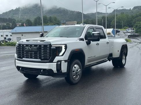 Used 2024 GMC Sierra 3500 Denali Ultimate AWD/4WD image 3