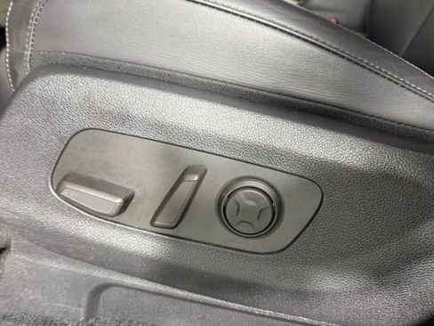 Used 2025 Kia Carnival FWD image 23