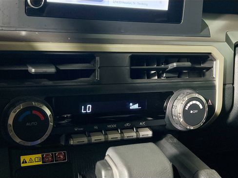 Used 2024 Toyota Tacoma SR5 w/ SR5 Upgrade Package image 27