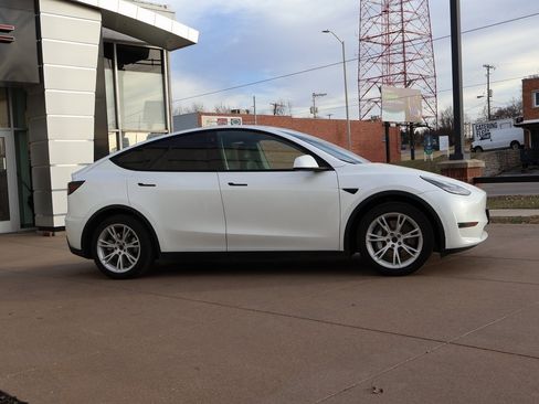 Used 2021 Tesla Model Y Long Range image 8