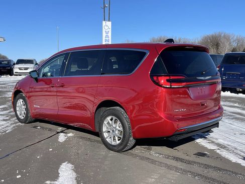 Used 2024 Chrysler Pacifica Touring-L image 8