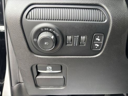 Used 2023 Jeep Wagoneer Series II w/ Convenience Group I AWD/4WD image 19