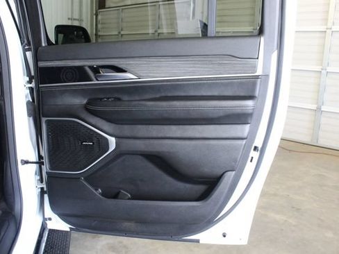 Used 2023 Jeep Wagoneer L Series III w/ Preferred Equipment Group AWD/4WD image 22