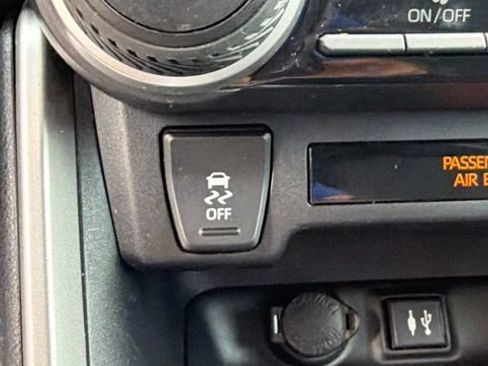Used 2019 Toyota RAV4 LE FWD image 27