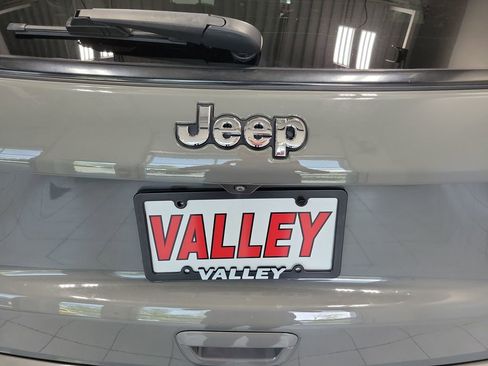 Used 2023 Jeep Compass Latitude AWD/4WD image 8