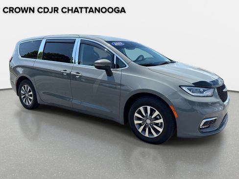 Used 2023 Chrysler Pacifica Touring-L FWD image 2