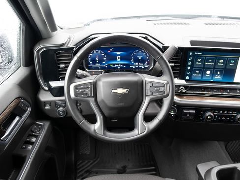 Used 2025 Chevrolet Silverado 1500 LT image 2
