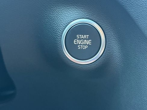 Certified 2025 Volvo XC40 B5 Core image 25